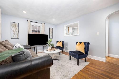 A seating area at Comfy 4-Bedroom Home - King Bed - Free Parking