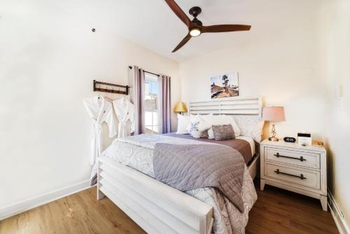 um quarto com uma cama e uma ventoinha de tecto em Agustin Inn - Saint Augustine - Adults Only em Saint Augustine