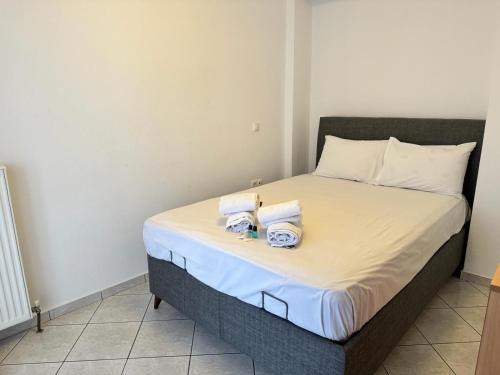 a bedroom with a bed with two towels on it at Sofias Ferienhaus in Kavala