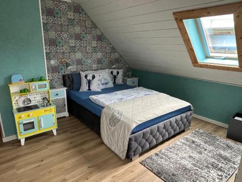 a small bedroom with a bed in a attic at Ferienwohnung Herrlichkeit in Neuhaus an der Oste