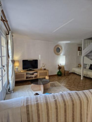 un salon avec un lit et une télévision dans l'établissement Elegant Studio Close to the Sea, à Sainte-Maxime