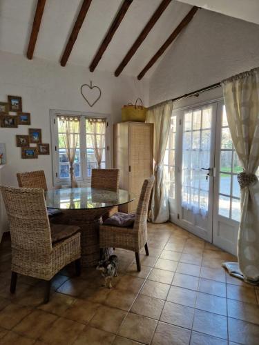 une salle à manger avec une table et des chaises en verre dans l'établissement Elegant Studio Close to the Sea, à Sainte-Maxime