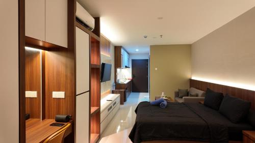 ein Schlafzimmer mit einem Bett und ein Wohnzimmer in der Unterkunft SLEPTOPIA PREMIUM UNIT WITH TWIN QUEEN BED in Nagoya