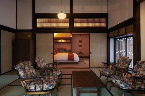 um quarto de hotel com uma cama, uma mesa e cadeiras em Shirafuji - Vacation STAY 01283v em Suzaka