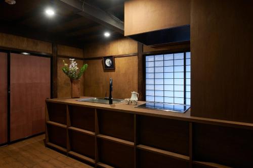 須阪市的住宿－Shirafuji - Vacation STAY 01283v，厨房设有水槽和窗户。