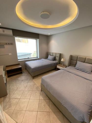 ein Schlafzimmer mit 2 Betten und einer runden Decke in der Unterkunft Crescent of the Lake Luxury Apartment in Tunis