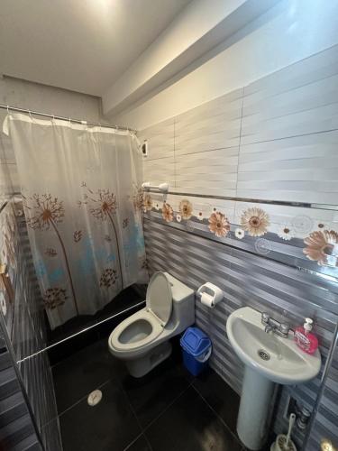 a bathroom with a toilet and a sink at Aventura Chachapoyas Backpackers in Chachapoyas