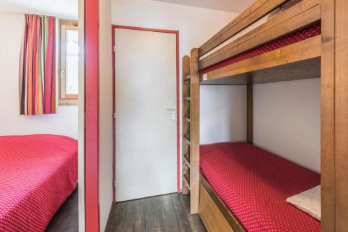 Cette chambre comprend 2 lits superposés et une porte. dans l'établissement Résidence Les Fontaines Blanches - maeva Home - Appartement 2 pièces 7 personnes Confort MAE-7285, à Morzine