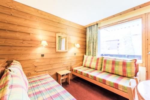 un salon avec un canapé et une fenêtre dans l'établissement Quartier La Forêt - maeva Home - Appartement 2 pièces 5 personnes Sélection MAE-8884, à Valmorel