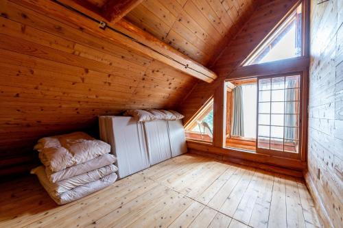 um quarto no sótão com um frigorífico e uma janela em Logland Okumino - Camp - Vacation STAY 42253v em Gujo