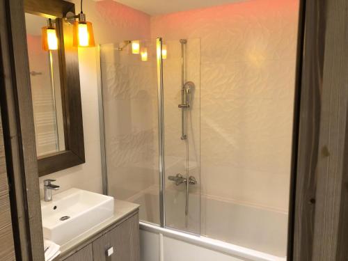 une salle de bain avec douche et lavabo dans l'établissement Résidence Premium L'Hévana - maeva Home - Appartement 2 Pièces 4 Personnes - Prestige MAE-0628, à Les Allues