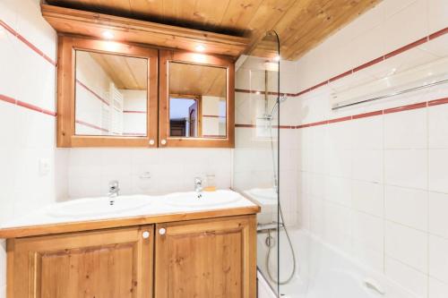 a bathroom with a sink and a shower at Résidence L'Ecrin des Neiges - maeva Home - Appartement 4 Pièces 8 Personnes - Sélection MAE-2873 in Tignes