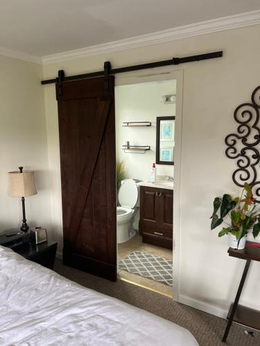 1 dormitorio con puerta que conduce a un baño en Multi room Oakland house 100, en Oakland