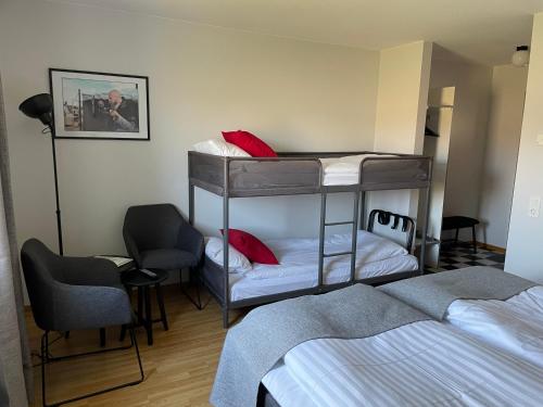 ブロメラにあるRasta Bromöllaの二段ベッド2台とベッド1台が備わる客室です。