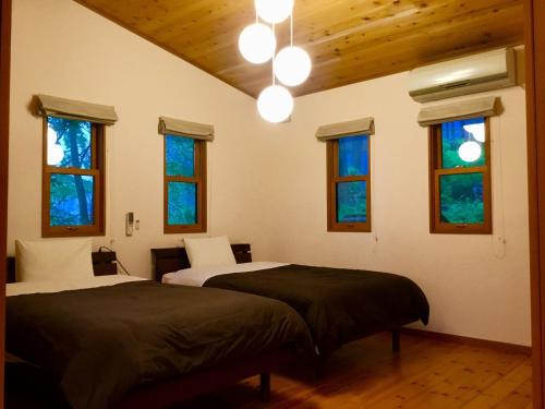 Rental Villa Karuizawa Honors Hill - Vacation STAY 04232v tesisinde bir odada yatak veya yataklar