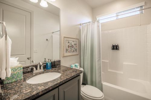 une salle de bain avec un lavabo, des toilettes et une douche dans l'établissement 1 Top Ledge, à Ivins