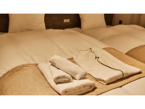 Una cama con toallas encima. en River Side Arashiyama - Vacation STAY 86266v en Kioto