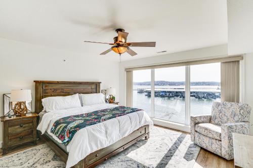Ένα ή περισσότερα κρεβάτια σε δωμάτιο στο Regatta Bay Condo with Balcony and Water Views!