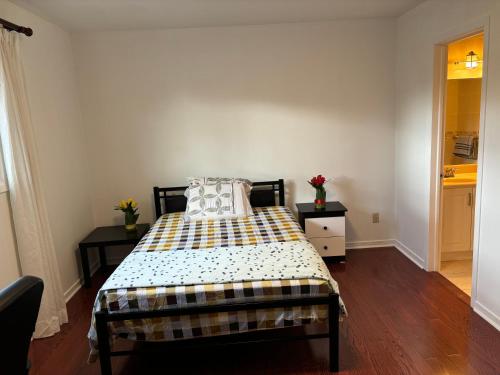 Cama ou camas em um quarto em Great location with all amenities surrounded near Scarborough town center