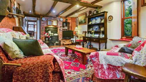 a living room with two couches and a table at Hoots End in Wool