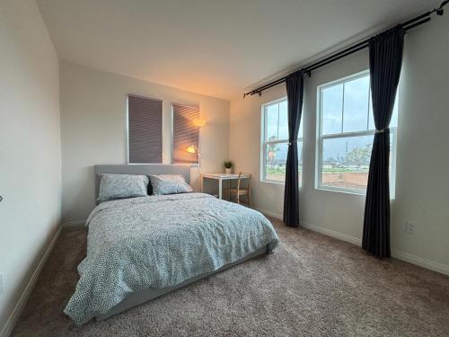 een slaapkamer met een bed en een groot raam bij kamiko‘s home in Ontario