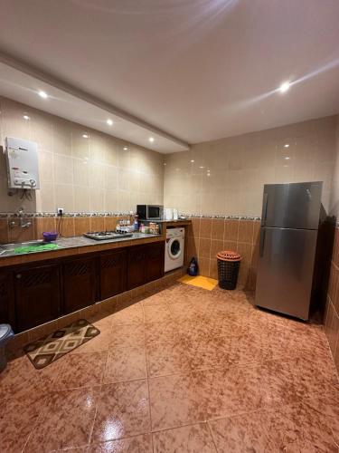 eine Küche mit einem Kühlschrank aus Edelstahl und einem Geschirrspüler in der Unterkunft Tranquil Oasis in Chefchaouen in Chefchaouen