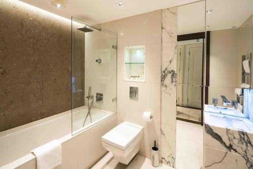 uma casa de banho com um lavatório, um WC e um chuveiro em HighStreetKen-NewBuilt-AC-HighEnd-HydePark em Londres