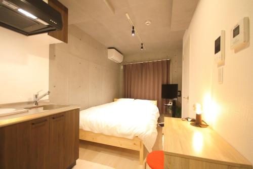 bagno con letto e lavandino in camera di [Newly built condominium for rent! ] 5 minutes wal - Vacation STAY 98059v a Tokyo