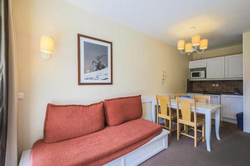 un salon avec un canapé et une salle à manger dans l'établissement Résidence Le Thabor - maeva Home - Appartement 2 Pièces 5 Personnes - Confort MAE-2620, à Le Désert