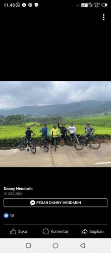 un grupo de personas montando bicicletas en una carretera en Bino kasih, en Balong