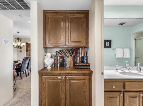 baño con lavabo y encimera con libros en Classic Comfort in Central PS - A Ryson Property, en Palm Springs