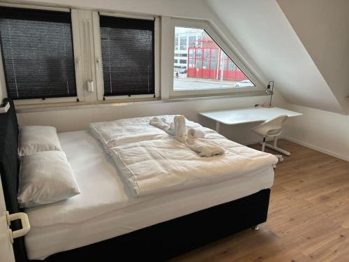 Bett in einem Zimmer mit Fenster und Schreibtisch in der Unterkunft Ferienhaus mit Privatparkplatz, Terrasse und Kamin in Bremen