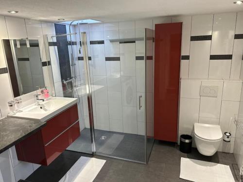 Ένα μπάνιο στο Ferienhaus mit Privatparkplatz, Terrasse und Stadtnähe