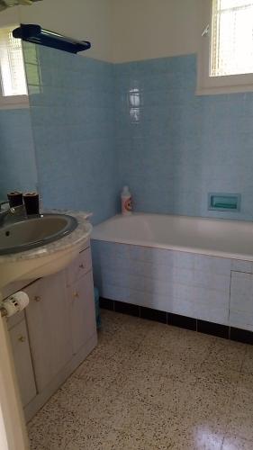 y baño con bañera y lavamanos. en Escapade entre mer et terre, en Berneval-le-Grand