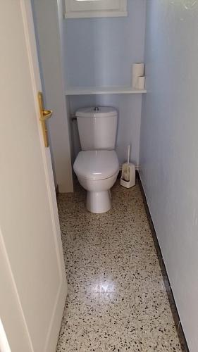 a bathroom with a white toilet in a room at Escapade entre mer et terre in Berneval-le-Grand
