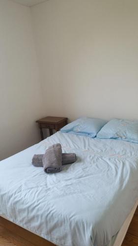Una cama con dos toallas encima. en Escapade entre mer et terre, en Berneval-le-Grand