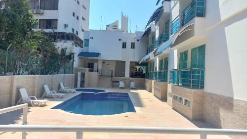 una piscina al lado de un edificio en HOTEL AQUARELLA DEL MAR, en Santa Marta