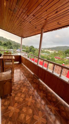 balcón con mesa, sillas y vistas en Residencial Pensão Bom Desconto, en Principe