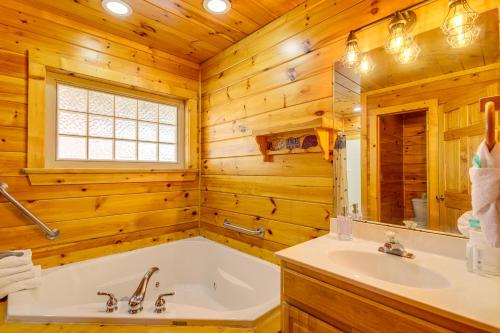 y baño con bañera y lavamanos. en Sevierville Cabin with Hot Tub Near Fishing Pond!, en Sevierville