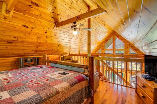 1 dormitorio con 1 cama en una cabaña de madera en Sevierville Cabin with Hot Tub Near Fishing Pond!, en Sevierville