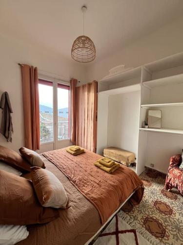 une chambre avec un grand lit et une fenêtre dans l'établissement Le l'islois- Park&Piscine, à LʼIsle-sur-la-Sorgue