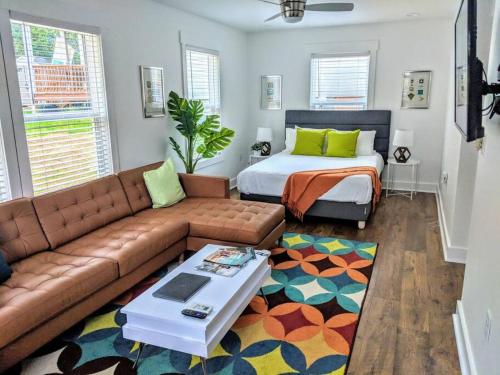 En eller flere senge i et værelse på Bungalow & Tiny Guest House with Private Fenced Yard