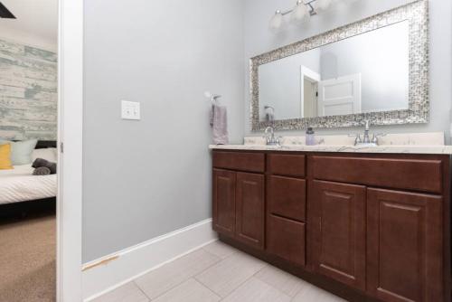 Et badeværelse på Bungalow & Tiny Guest House with Private Fenced Yard