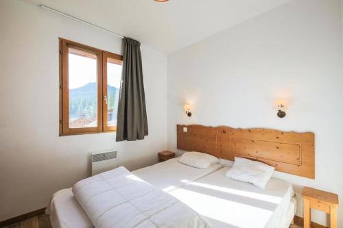 a bedroom with two white beds and a window at Résidence Le Hameau des Ecrins - maeva Home - Appartement 2 Pièces 4 Person 62 in Puy-Saint-Vincent