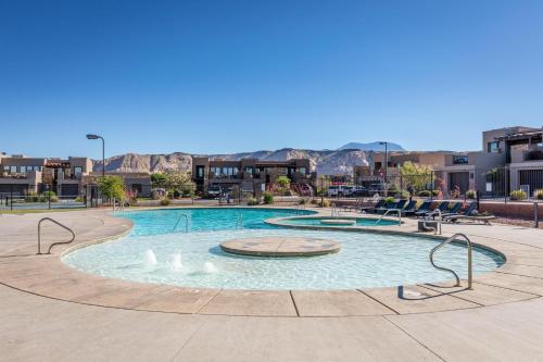 a swimming pool with a fountain in the middle at Peaceful Easy Feeling in Ivins