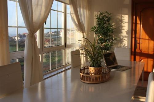 une table avec un ordinateur portable et une installation dans l'établissement Siete Playas Surf House, à Valdoviño