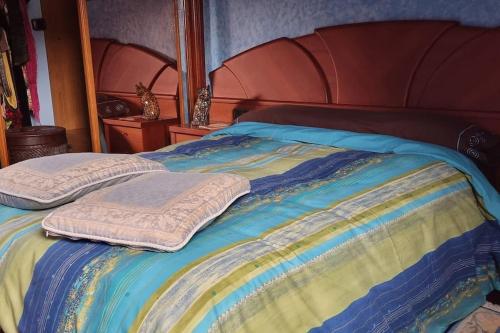 a bed with two pillows on top of it at Duplex excelente situación in Narón