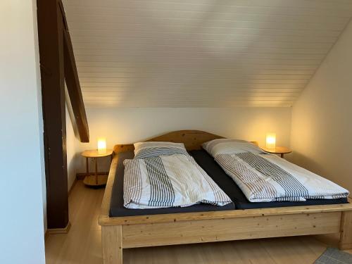 StocksbergにあるStocksberg 1881 Apartmentsのベッド2台、ランプ2つ(テーブル付)が備わる客室です。