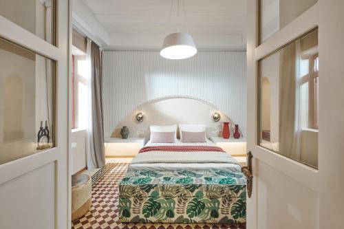 um quarto com uma cama num quarto em Elyn House em Chania Town
