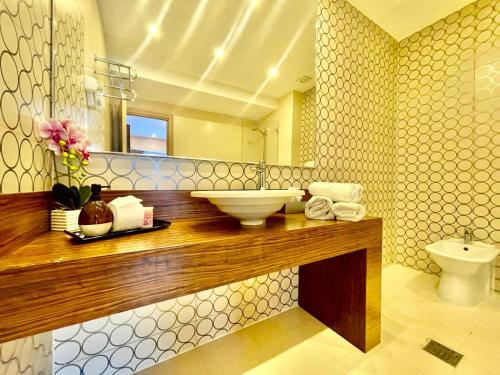 een badkamer met een wastafel en een toilet bij Presidential Luxury Apartments With Amazing View - YamaLuxe in Boekarest